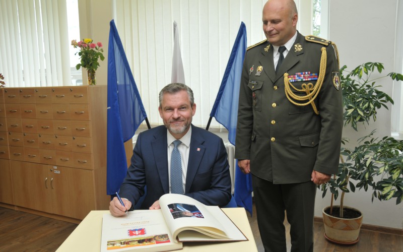 Prezident SR sa zúčastnil na slávnostnom vyradení a promócií na AOS