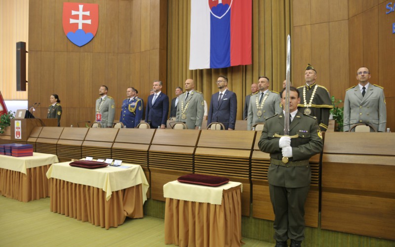 Prezident SR sa zúčastnil na slávnostnom vyradení a promócií na AOS