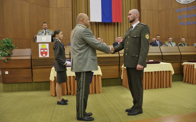 Prezident SR sa zúčastnil na slávnostnom vyradení a promócií na AOS