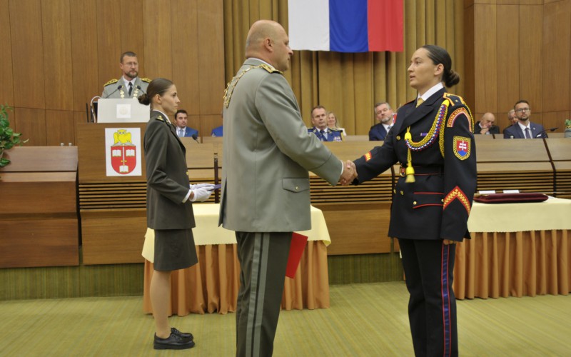 Prezident SR sa zúčastnil na slávnostnom vyradení a promócií na AOS