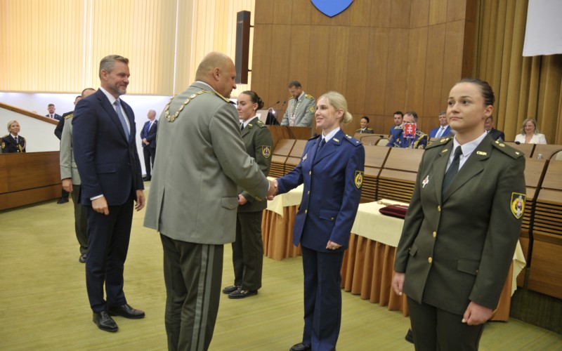 Prezident SR sa zúčastnil na slávnostnom vyradení a promócií na AOS