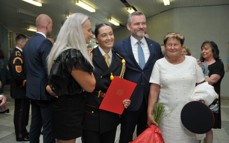 Prezident SR sa zúčastnil na slávnostnom vyradení a promócií na AOS