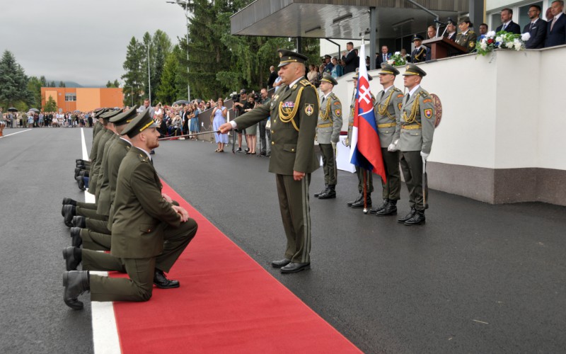 Prezident SR sa zúčastnil na slávnostnom vyradení a promócií na AOS