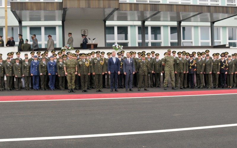 Prezident SR sa zúčastnil na slávnostnom vyradení a promócií na AOS