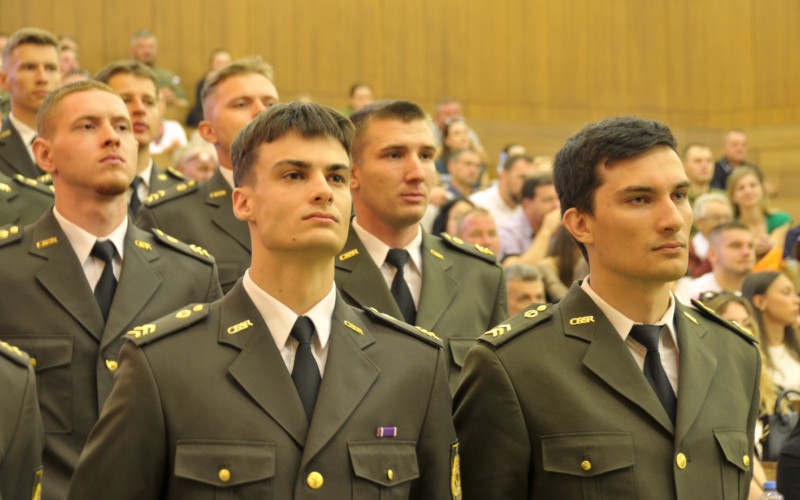 Slávnostné odovzdávanie bakalárskych diplomov na AOS