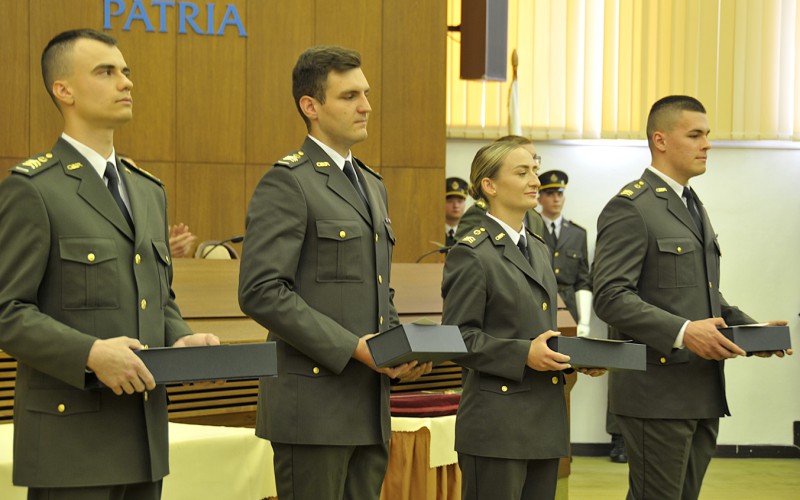 Slávnostné odovzdávanie bakalárskych diplomov na AOS