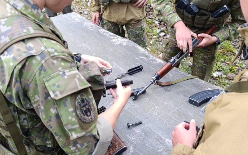 Aj letecké odbornosti musia zvládať poľný výcvik