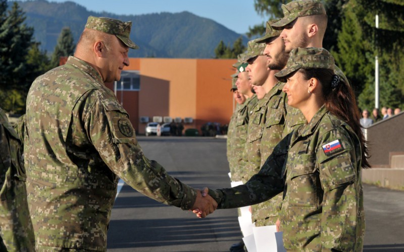 Slávnostný nástup pri príležitosti Dňa ozbrojených síl SR na AOS