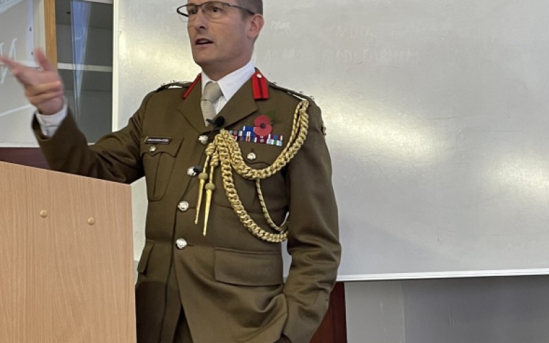 Britský vojenský pridelenec opäť na pôde AOS