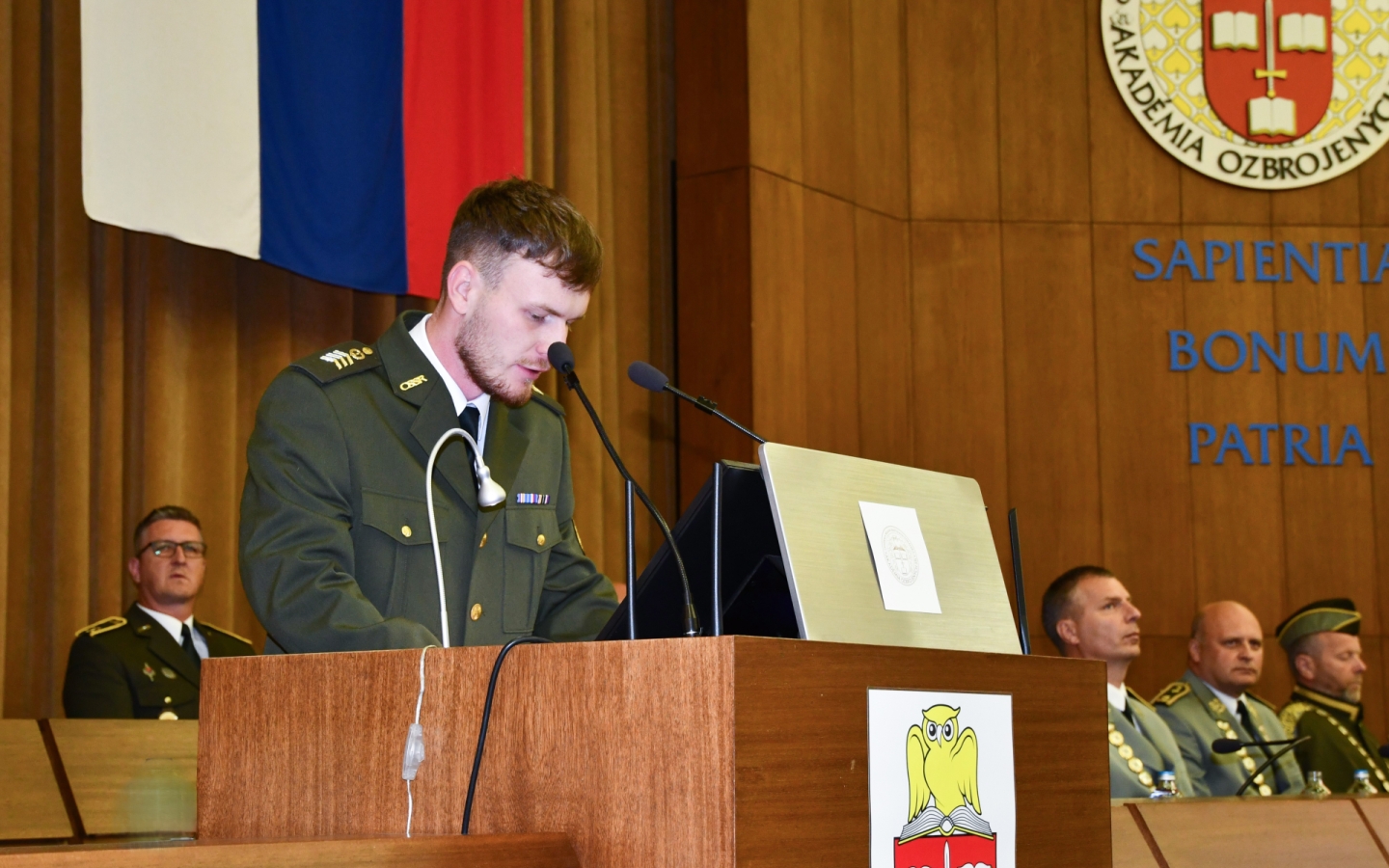 Rektor odovzdal diplomy 95 novým bakalárom