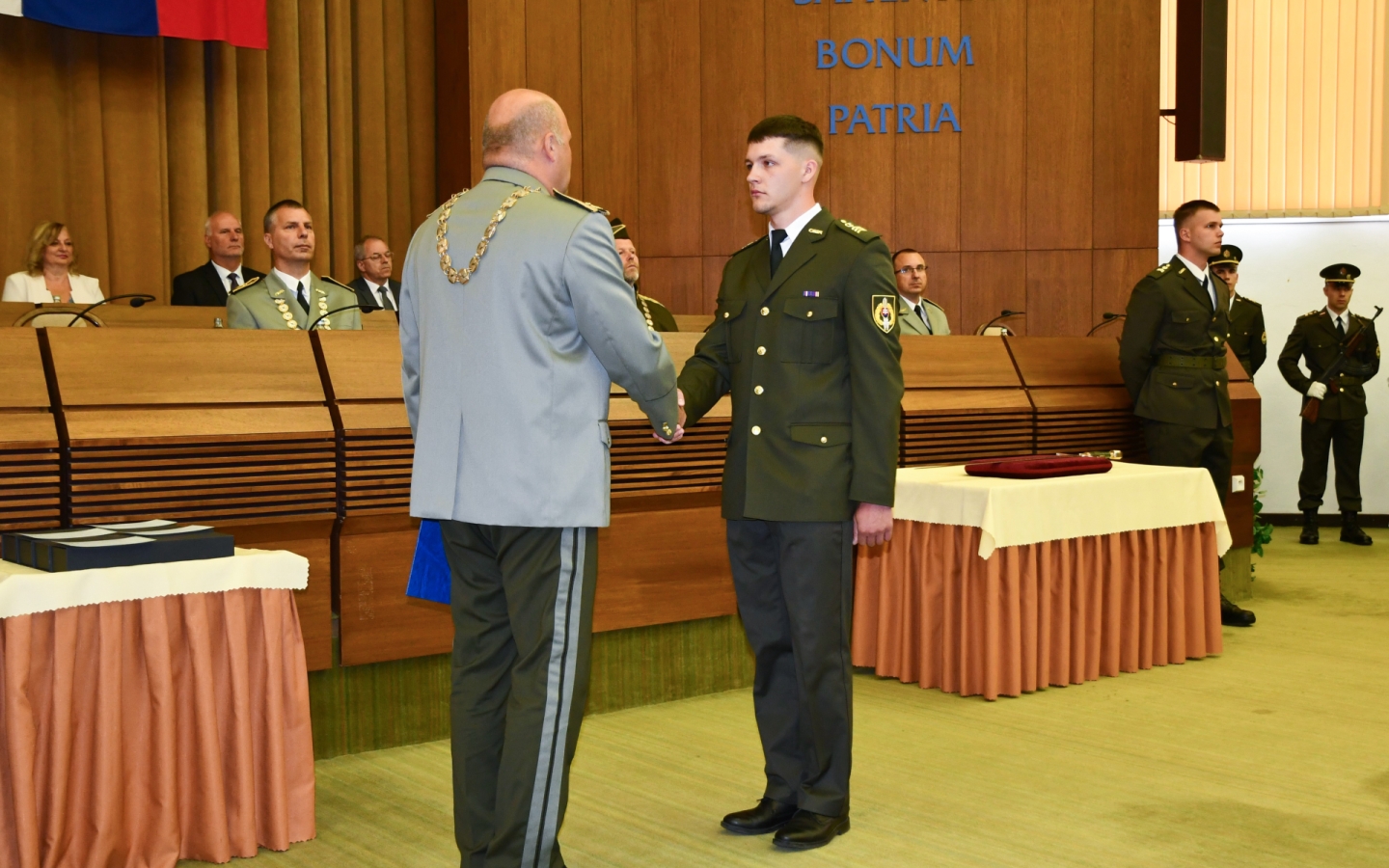Rektor odovzdal diplomy 95 novým bakalárom