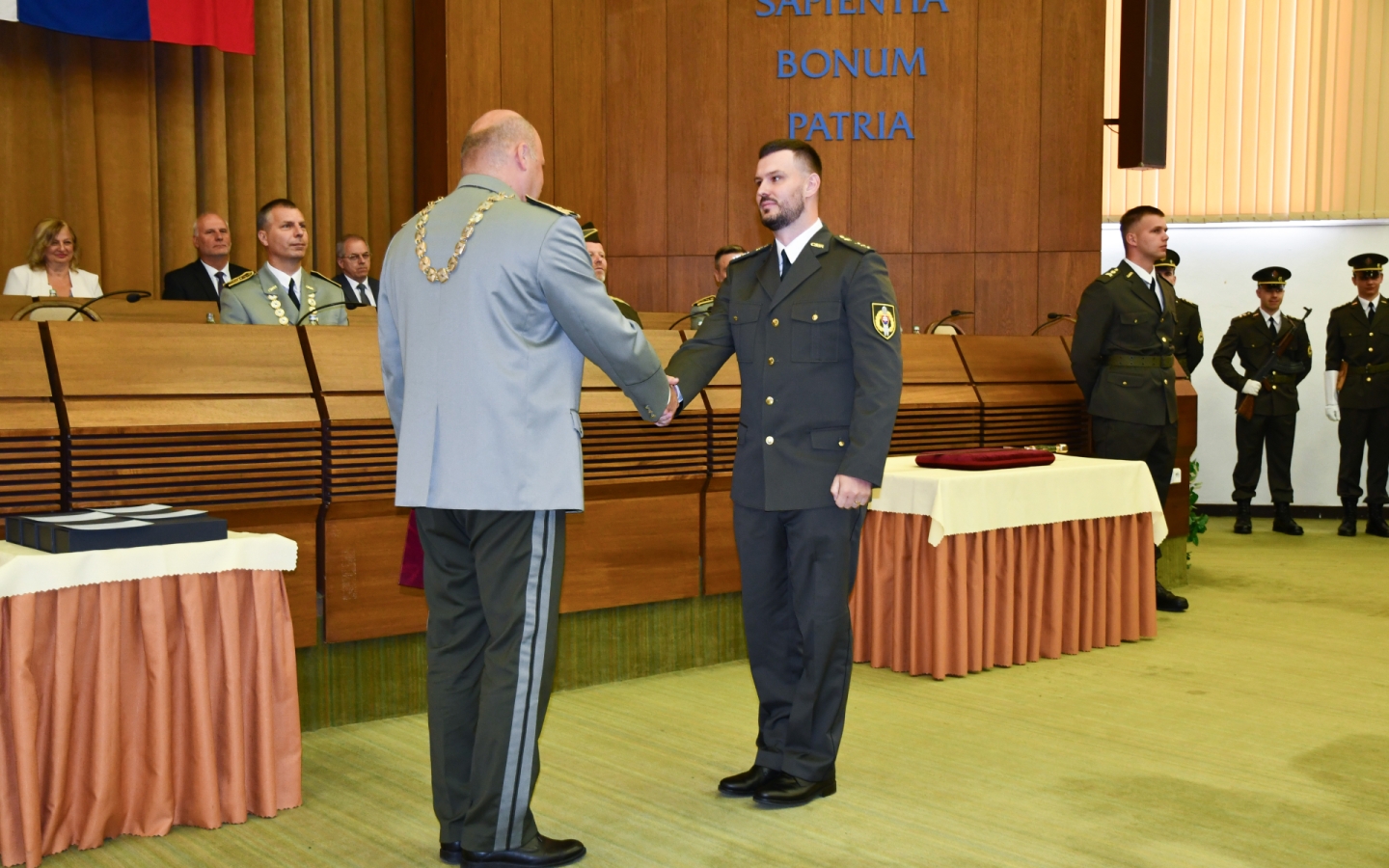 Rektor odovzdal diplomy 95 novým bakalárom