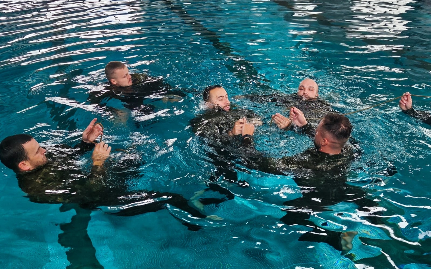 Kurz Combat Swimmer 2026 úspešne pripravil nových cvičiteľov a inštruktora vojensko-praktického plávania