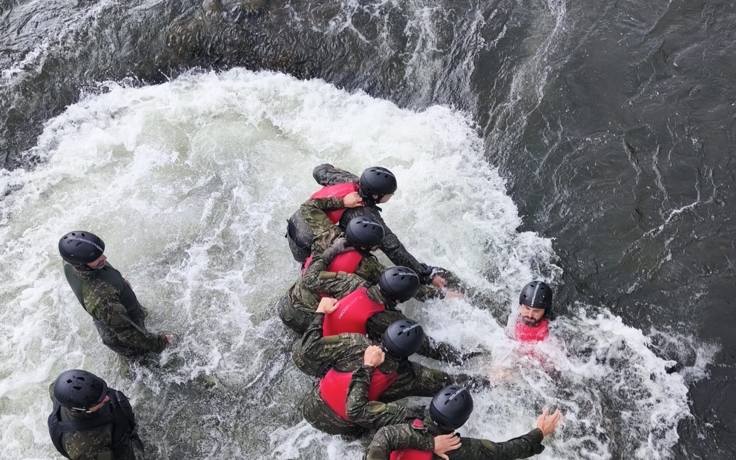 Kurz Combat Swimmer 2026 úspešne pripravil nových cvičiteľov a inštruktora vojensko-praktického plávania