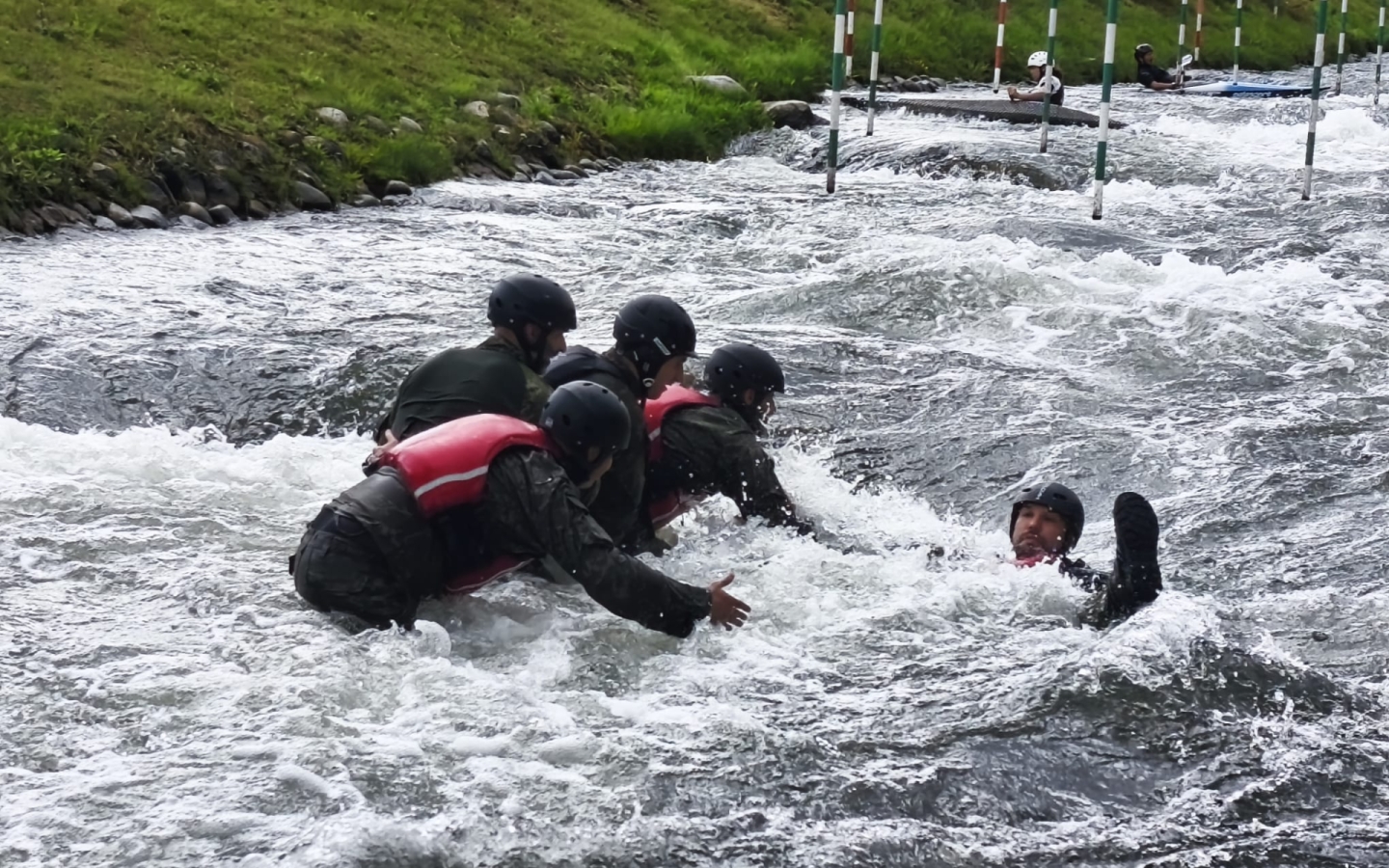 Kurz Combat Swimmer 2026 úspešne pripravil nových cvičiteľov a inštruktora vojensko-praktického plávania