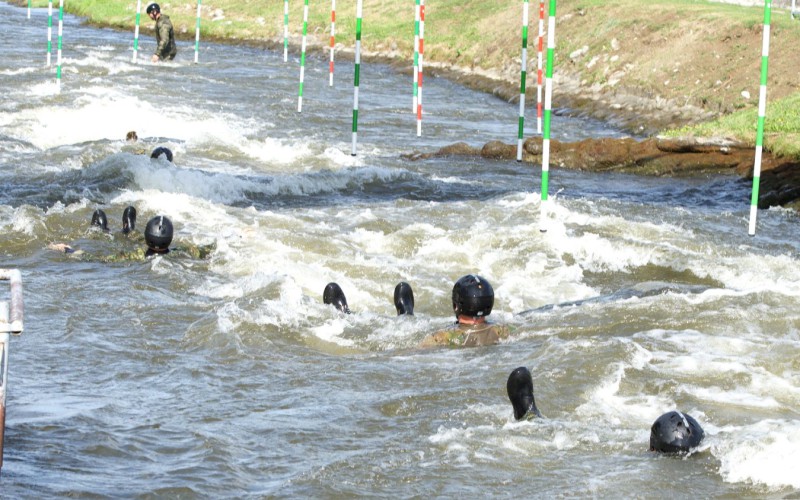 Výcvik členov špeciálnych síl vo vodnom prostredí