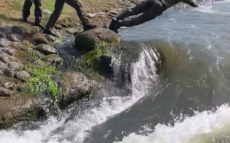 Výcvik členov špeciálnych síl vo vodnom prostredí