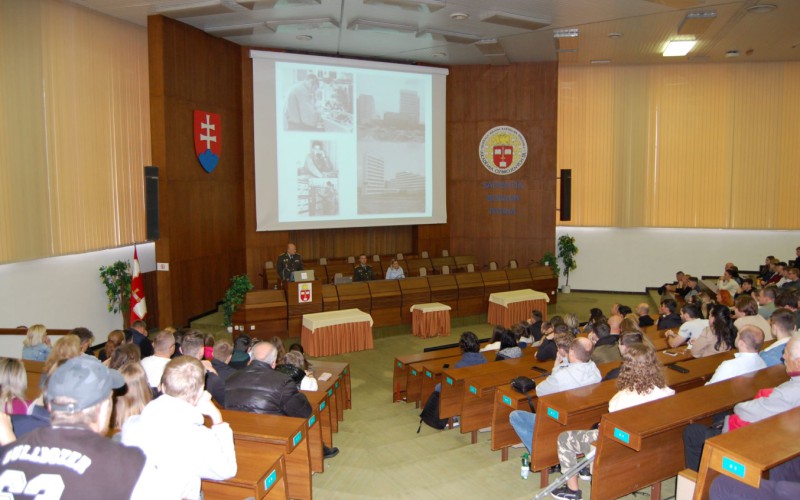 Aula plná záujemcov o štúdium na AOS