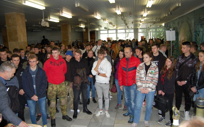 Aula plná záujemcov o štúdium na AOS