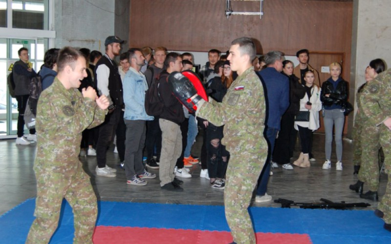 Aula plná záujemcov o štúdium na AOS