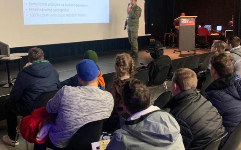 Akadémia bližšie k študentom