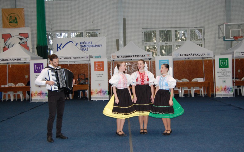 Akadémia bližšie k študentom