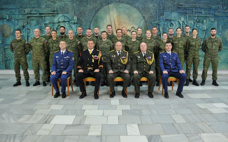 Dôstojnícky zbor OS SR posilní 23 nových absolventov