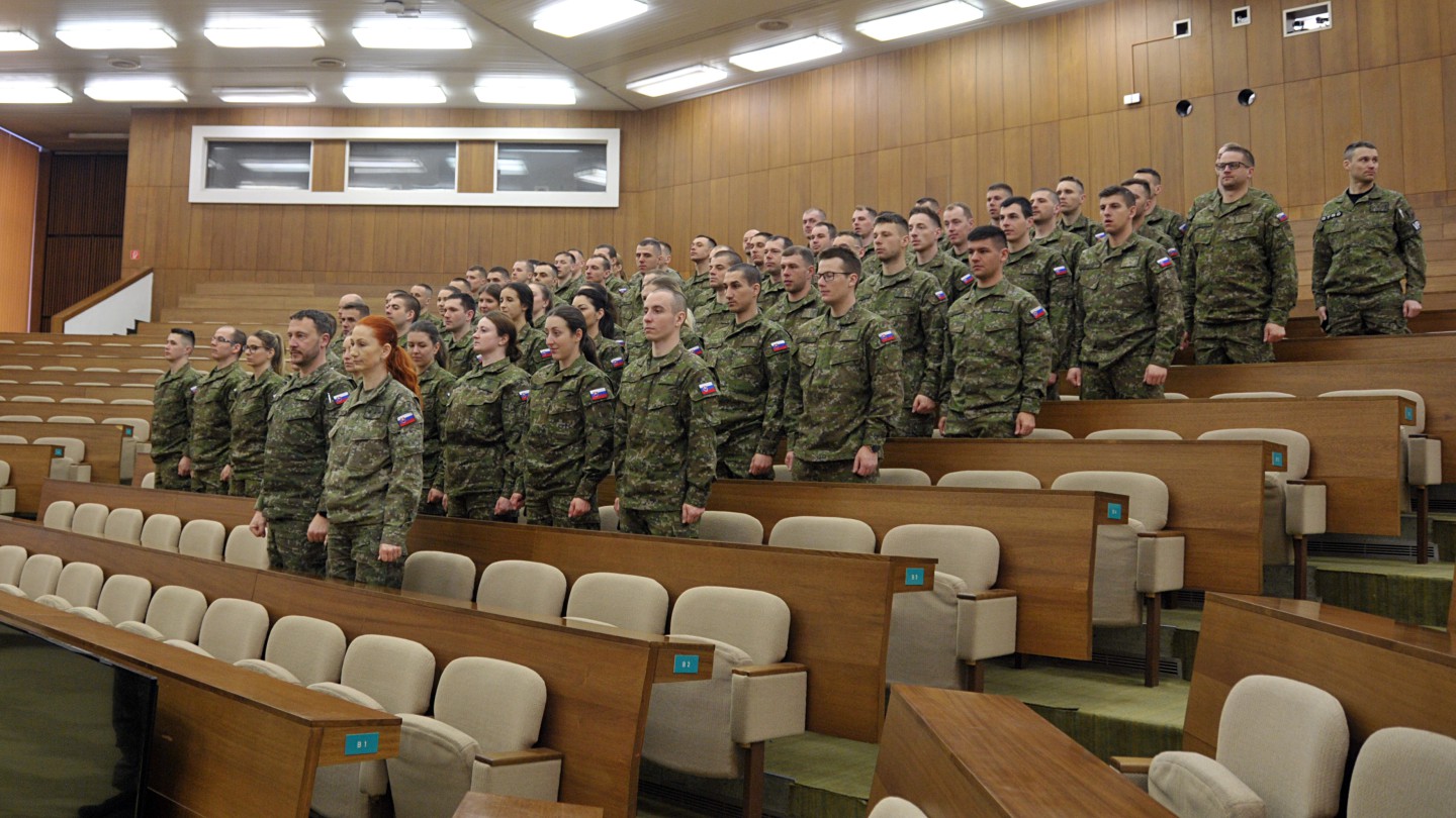 Absolventi civilných VŠ nastúpili do 30. DKAVŠ