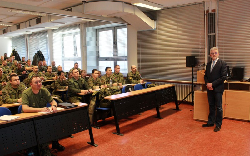 Slovenský veľvyslanec Urban Rusnák prednášal v 28. ZVŠK