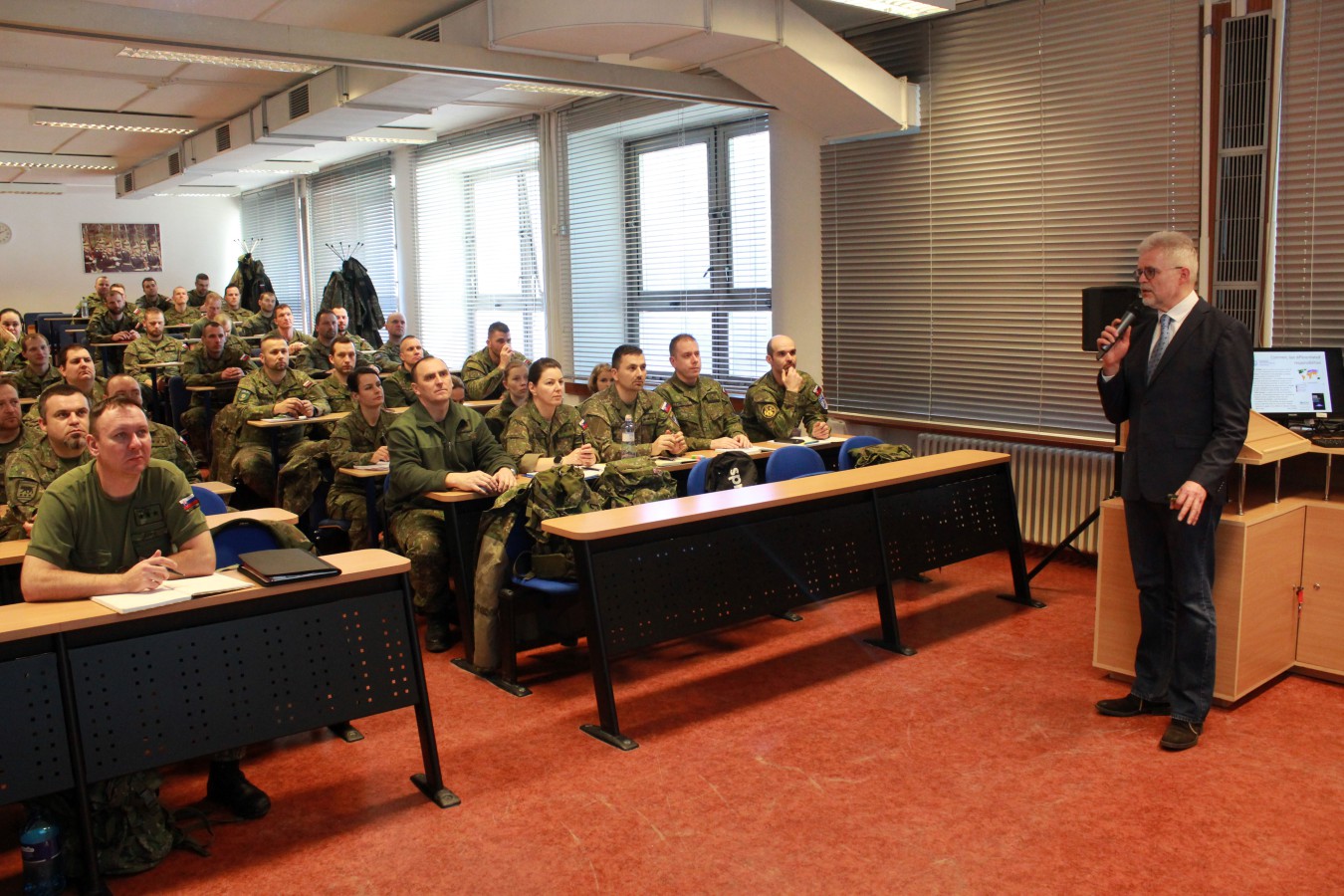 Slovenský veľvyslanec Urban Rusnák prednášal v 28. ZVŠK