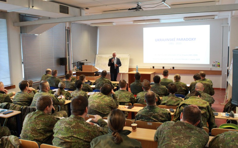 Slovenský veľvyslanec Urban Rusnák prednášal v 28. ZVŠK