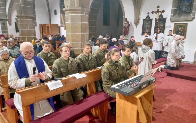 Krížová cesta vojakov a sv. omša vo farskom kostole v Liptovskom Mikuláši