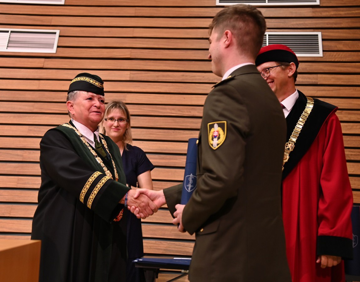 Prví slovenskí kadeti ukončili štúdium na Fakulte vojenského zdravotnictví