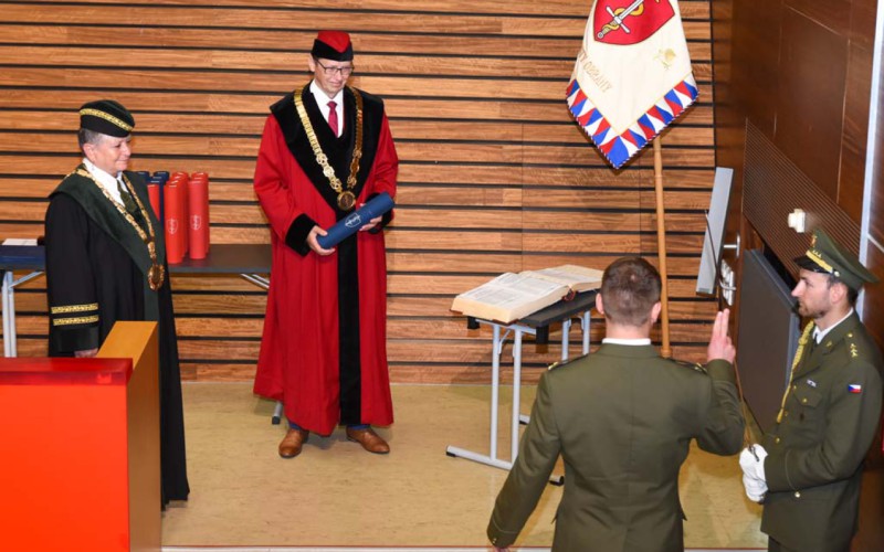 Prví slovenskí kadeti ukončili štúdium na Fakulte vojenského zdravotnictví