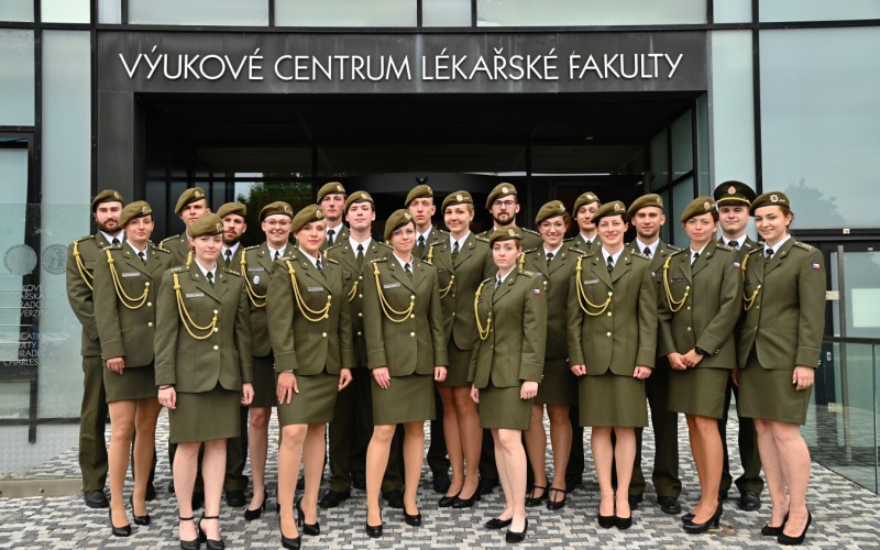 Prví slovenskí kadeti ukončili štúdium na Fakulte vojenského zdravotnictví