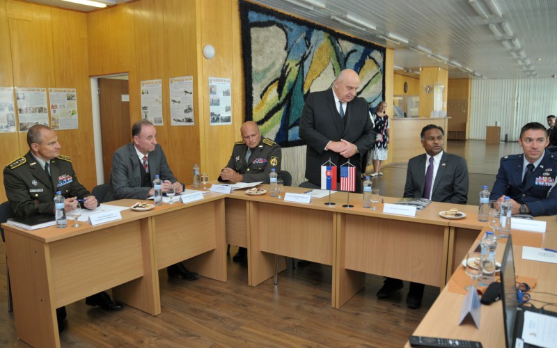 Veľvyslanec USA navštívil Akadémiu ozbrojených síl