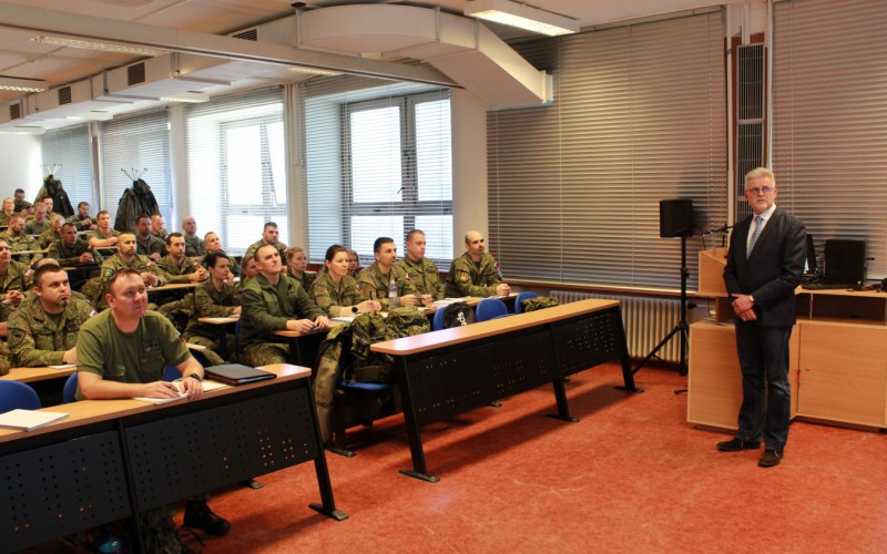 Slovenský veľvyslanec Urban Rusnák prednášal v 28. ZVŠK