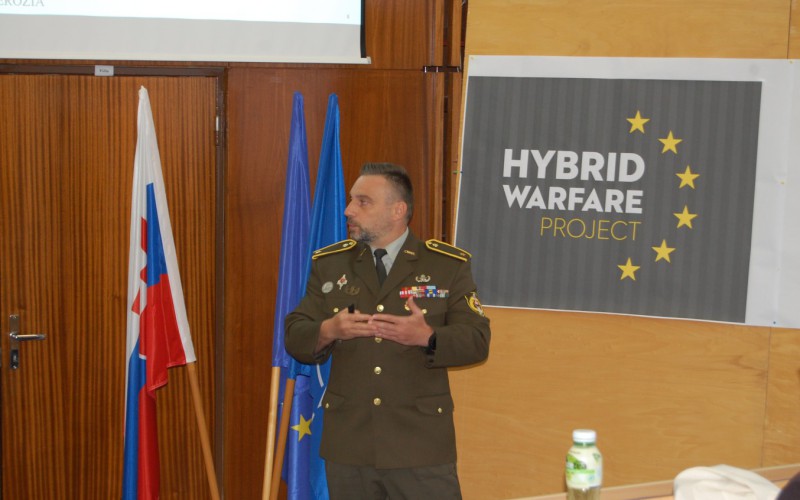 Interdisciplinárne vzdelávanie a výcvik o hybridných hrozbách