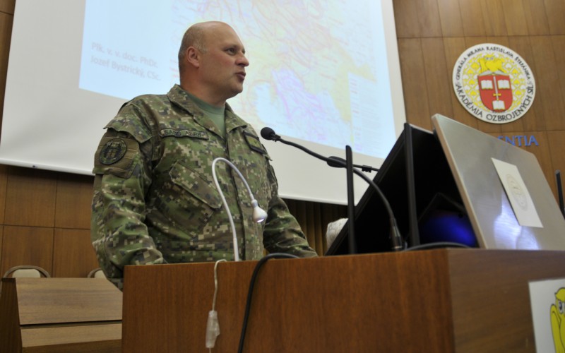 Prednáška pplk. v. v. doc. PhDr. Jozefa Bystrického, CSc., v AOS, 12. 05. 2025