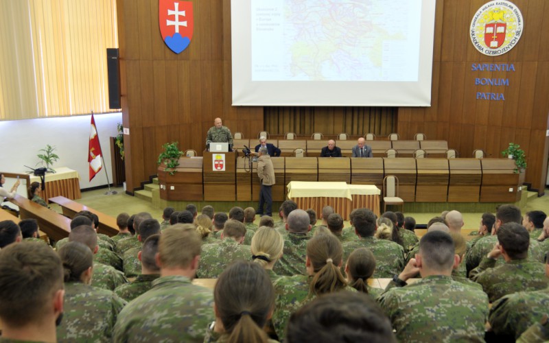 Prednáška pplk. v. v. doc. PhDr. Jozefa Bystrického, CSc., v AOS, 12. 05. 2025