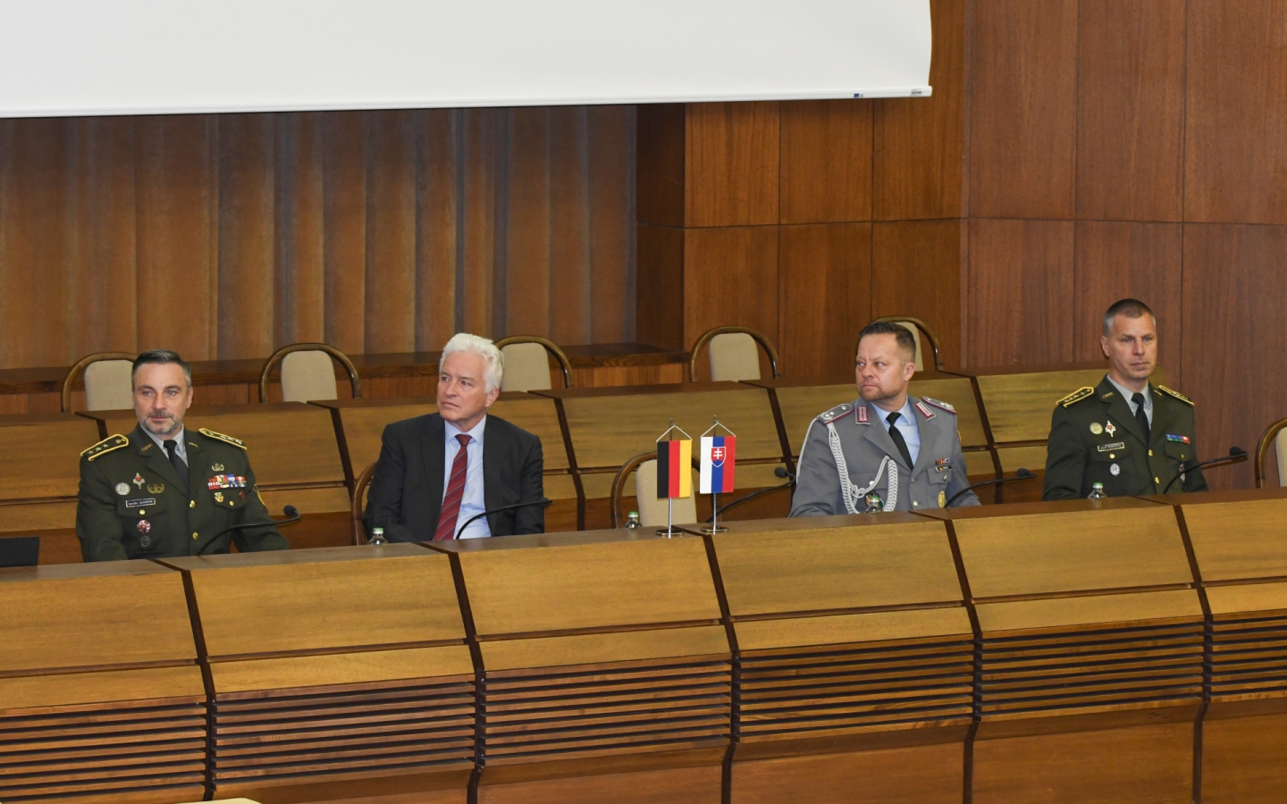 Veľvyslanec Spolkovej republiky Nemecko a pridelenec obrany Spolkovej republiky Nemecko navštívili AOS, 26. 10. 2026